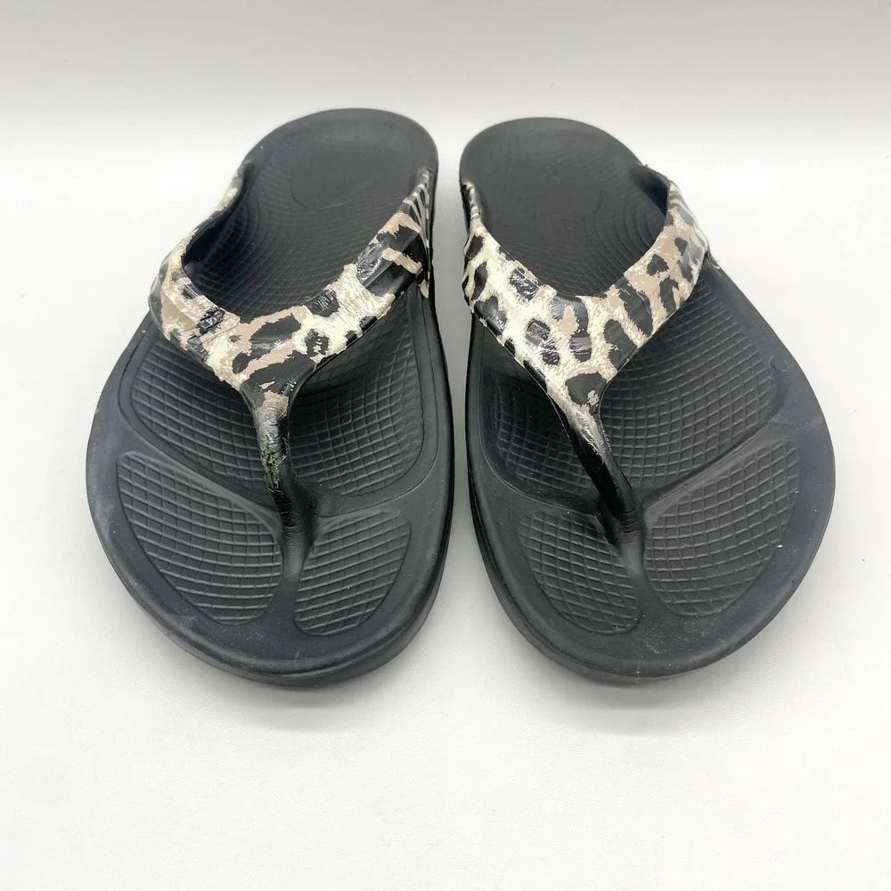 OOFOS Womens 10 OOlala Recovery Thong Sandals Black Leopard Print Comfort Yoga